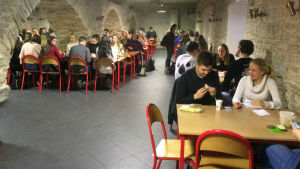 Matsalen i Gustav Adolfs gymnasium är städig trots att den är fullsatt vid lunchtid. Matsalen i Gustav Adolfs gymnasium i Tallinn.