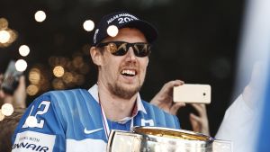 Marko Anttila är populär. Fast en del tycker att städning är roligare än ishockey. Guldlaget firar ishockey-VM 2019.