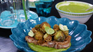 Portion med friterad brysselkål, kryddstekt griskotlett och brysselkålsdipp