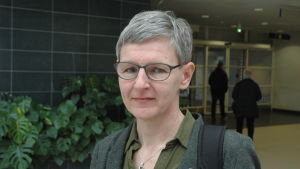 Mona Lehtonen hoppas på att styrelsen påverkas av namninsamlingen. Pensionärsombudsman Mona Lehtonen.