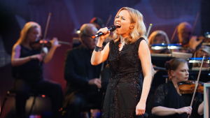 Paula Vesala laulaa kappaleen paratiisi Sinun tarinasi - Yle 90 -juhlalähetyksessä Musiikkitalossa 10.9.2016.