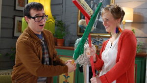 Alberto Guzman Abunes och Elin Skagersten-Ström förbereder sig för quidditch två personer leker med sopborste och paraply