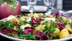 Bondsallad med löskokt ägg, kapris och kokt potatis Portion med bondsallad med löskokt ägg, kapris och kokt potatis i senapssås