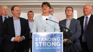 DUP-ledaren Arlene Foster talar på en presskonferens i Belfast på lördagen 9.6.2017. DUP-ledaren Arlene Foster talar på en presskonferens i Belfast på lördagen 9.6.2017.