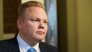 Centerns gruppordförande Antti Kurvinen säger att Centerns ledamöter har fria händer i samvetsfrågor såsom abortlagstiftningen. Antti Kurvinen eduskunnassa 5.3.2020