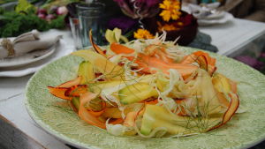 Sallad gjord på ny skördade grönsaker.