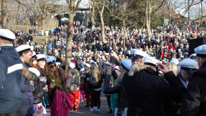 Fullsmockat Vårdberg i Åbo på valborgsmässoafton 2013. Valborgsfirare i studentmössor på Vårdberget i Åbo.