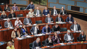 Sannfinländarna hoppas fälla EU:paketet med hjälp av bänkgrannarna på högerflanken. Hallituksen kyselytunti 5.3.2020