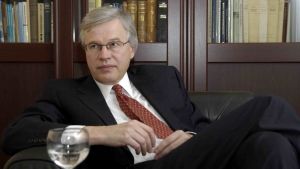 Bengt Holmströms kollega Oliver Hart håller tal under banketten. Bengt Holmström