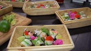 Portioner med Strömsös sushi klara för servering