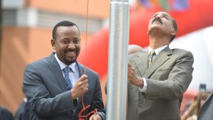 Abiy Ahmed (th.) firar fredsavtalet med Eritreas president Isaias Afewerki. Avtalet innebar ett slut på över 30 års konflikt. Isaias Afwerki, Abiy Ahmed