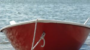 En röd roddbåt