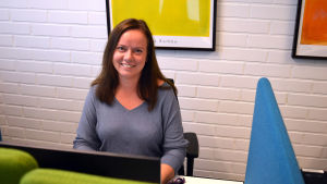 Det är inte de gamla studentproven som nu skrivs på dator, utan det handlar om helt nya prov, säger Petra Bredenberg, lektor i modersmål och litteratur vid Gymnasiet Grankulla samskola. Petra Bredenberg, lektor i modersmål vid Gymnasiet Grankulla samskola