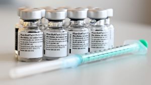 Bildsättningsbild. Coronavaccinet är efterlängtat bland såväl de äldre som personalen på äldreboenden och serviceboenden i Åbo. Pfizer och Biontechs coronavaccin.