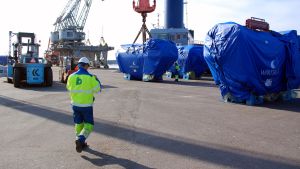 En stor del av Wärtsiläs produkter exporteras via Vasa hamn. Tolv Wärtsilämotorer lastas ombordpå ett fartyg för export till Ryssland.