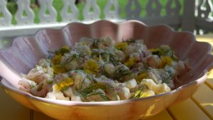 Blommig sallad på räkor och blomkål.