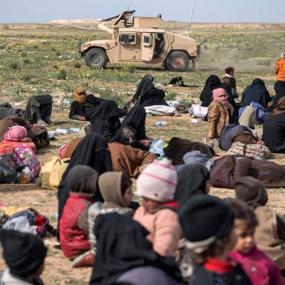 Kvinnor och barn som flytt från resterna av IS kalifat i Syrien.