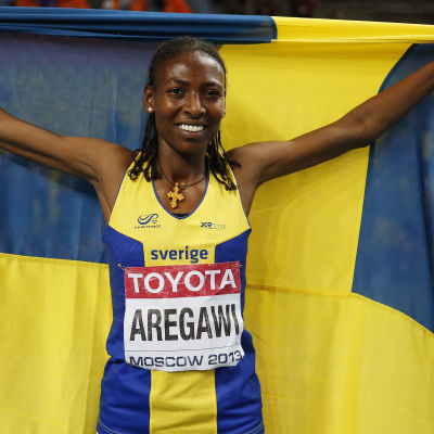 Abeba Aregawi med den svenska flaggan.