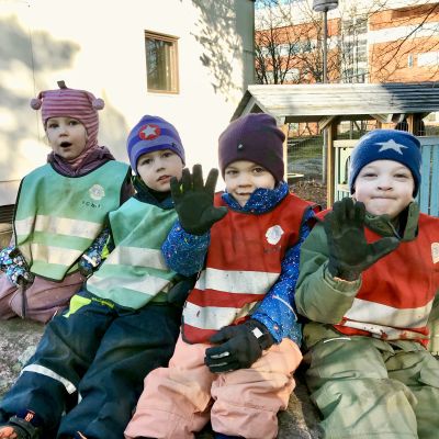 Fyra barn utomhus på en bergsknalle.