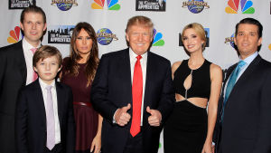 Donald Trump med sin son Eric Trump längst till vänster, yngsta sonen Barron Trump, hustrun Melania Trump, dottern Ivanka Trump och äldsta sonen Donald Jr Trump längst till höger. Eric Trump, Barron Trump, Melania Trump, Donald Trump, Ivanka Trump
