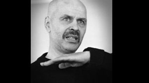 Demonregissören Jouko Turkkas skugga hänger fortfarande över den finska teaterbranschen. Teaterprofessor och regissör Jouko Turkka.