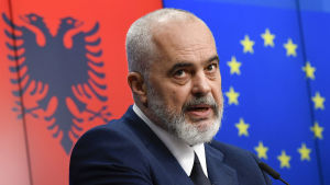 Socialistpartiets ledare, premiärminister Edi Rama som hoppas på en tredje mandatperiod, har lovat att genomföra reformer som krävs för ett EU-medlemskap. Socialistpartiets ledare, premiärminister Edi Rama som hoppas på en tredje mandatperiod har lovat att genomföra reformer som krävs för ett EU-medlemskap.