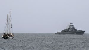 Ryssland har stärkt sin militära närvaro kring den arktiska kusten. Området är idag en av de strategiskt viktigaste i landets militärdoktrin. Den ryska jagaren Ladnij utanför ön Sal i Kap Verde