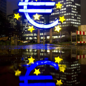 Eurosymbolen avspeglas i vatten utanför ECB-byggnaden