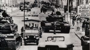 Pansarvagnar vid Checkpoint Charlie under Berlinkrisen 1961. Stridsvagnar vid Checkpoint Charlie i Berlin 1961.