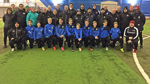 Tränare och spelare efter en dag med Eija Feodoroff i Vanda. Gruppfoto av deltagare i fotbollsutbildning i Vanda i januari 2017.