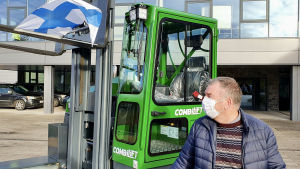 Paul Clifford möter mig utanför företagets Combilifts kontor och kör runt mig i Monaghan, som befinner sig i lockdown. Paul Clifford ser hur vinden tar den finska flagga som har hängts upp på en gaffeltruck utanför det irländska företaget Combilifts kontor i Monaghan.