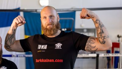 Robert Helenius spänner musklerna.