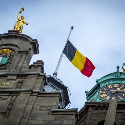 Flagga på halvstång i Rotterdam, till minnet av offren för terrorattackerna i Bryssel