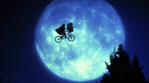 Flygande filmframgång från 1982. Steven Spielbergs E.T. Elliot ja E.T. lentävät polkupyörällä vasten täysikuuta elokuvassa E.T.