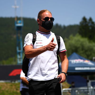Valtteri Bottas visar tummen upp.