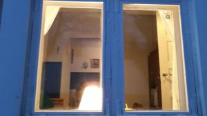 Valot palavat mökissä talvisena iltana.