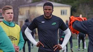 Etchu Tabe har varit professionell fotbollspelare sedan år 2008. Benjamin Källman är med i pojklandslaget. Etchu Tabe och Benjamin Källman under träning april 2015