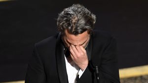 Hänvisade till River. Joaquin Phoenix höll ett känslosamt tal. En rörd Joaquin Phoenix under Oscarsceremonin.
