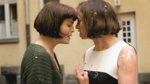 Minnen från 1990-talet. Irina Björklund med Nina Hukkinen i tv-serien Vägsjälar. Systrarna Alea (Irina Björklund) och Krista (Nina Hukkinen) i vägsjälar, 1998