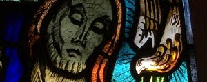 Den helige anden i form av en duva på glaskonstfönster i Brändö kyrka.