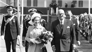 Kuningatar Elisabeth II ja Urho Kekkonen kävelevät rinnakkain