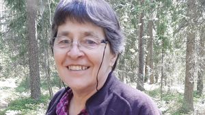 Hangö miljöförenings ordförande Astrid Lindström säger att mycket bråk kan undvikas om kommunen informerar vad som händer med och i skogarna. Kvinna i skogen