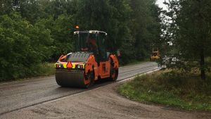 Det kommer att räcka ungefär två veckor att finslipa vägmarkeringarna och kanterna på Täktervägen. En tung maskin som plattar till asfalt.