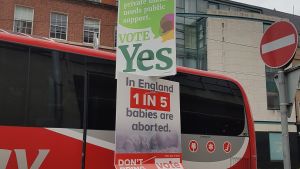 Politiskaa affischer för ja- och nej-sidan inför folkomröstningen om abort i Irland i maj 2018.