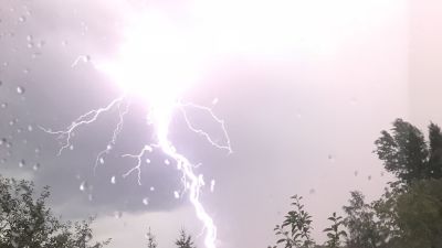 Blixt på en lila himmel.