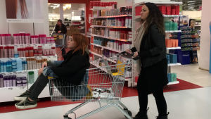 Ennen yksisarvishoitoa myös vähän shoppailtiin Tuurissa. Miia työntää ostoskärryjä, joissa Ansku istuu kyydissä.