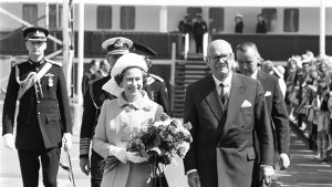 Drottning Elizabeth besökte Finland i maj 1976 och träffade då president Urho Kekkonen. Bilden är tagen på järnvägsstationen i Helsingfors. Drottning Elisabeth II besöker Finland 1976.