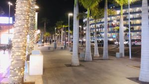 Det är tomt på gatorna på Playa de las Americas på Teneriffa. Det är tomt på gatorna i Teneriffa.