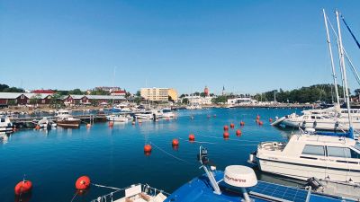 I förgrunden båtar i vattnet, i bakgrunden syns byggnader vid Östra hamnen i Hangö.