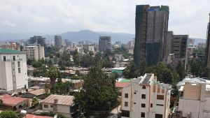 I Addis Abeba finns inte direkt samma behov av isolerade byggnader som i Finland. Därför är kunnandet där annat än i Finland. en stad med många byggnader i olika höjd och i bakgrunden bergskullar.